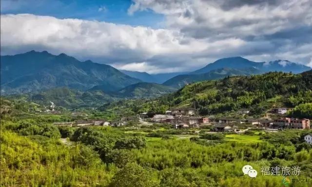 山风拂过水面,带来凉意.