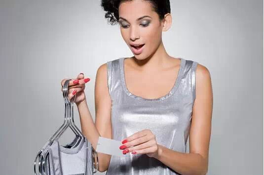 挑衣服的时候,怎样看衣服的质量?