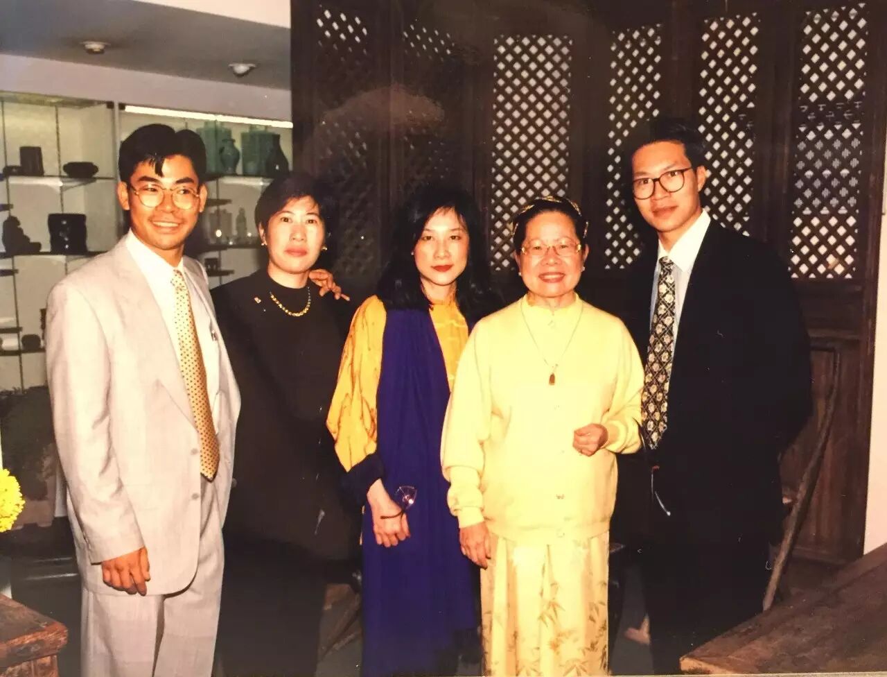 左起:蒋伟光,蒋文山(蒋念慈的姐姐),龙美仙,tuyet nguyet,蒋念慈.