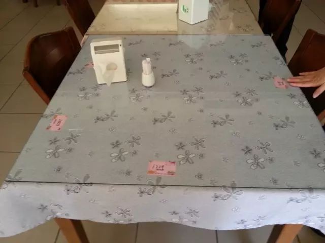 餐桌贴有老人的姓名