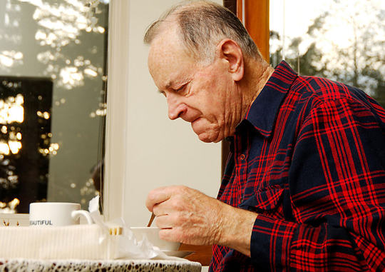 所以一般老年人每天吃1～2个鸡蛋为宜.