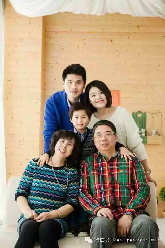 大手握小手,结婚纪念日陪宝宝睡午觉林云家庭2月13日在商场与孩子亲密