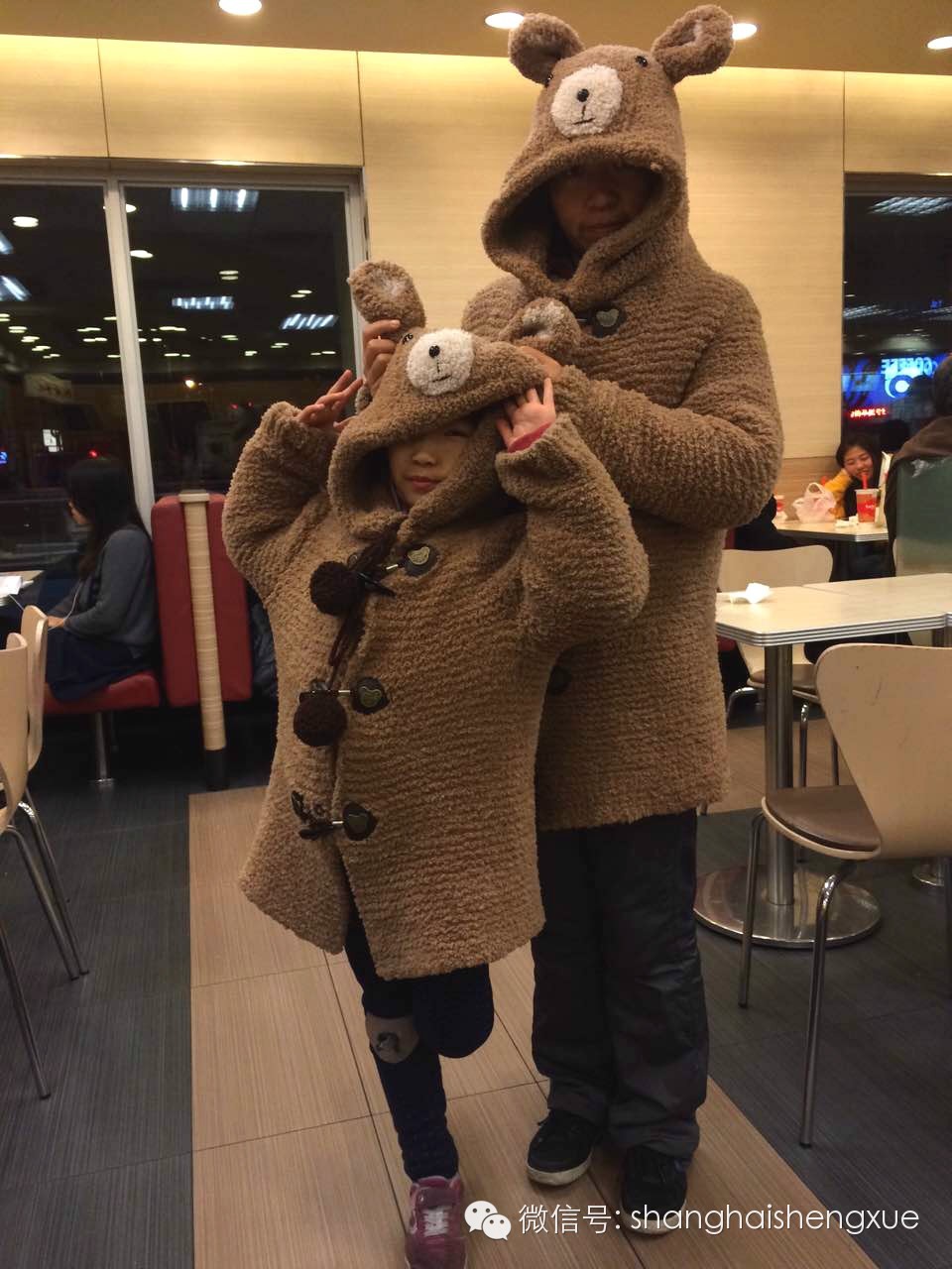 大手握小手,结婚纪念日陪宝宝睡午觉林云家庭2月13日在商场与孩子亲密