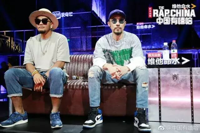 穿了17年潮牌、收藏了无数球鞋的热狗，在《新说唱》居然穿起了特步...