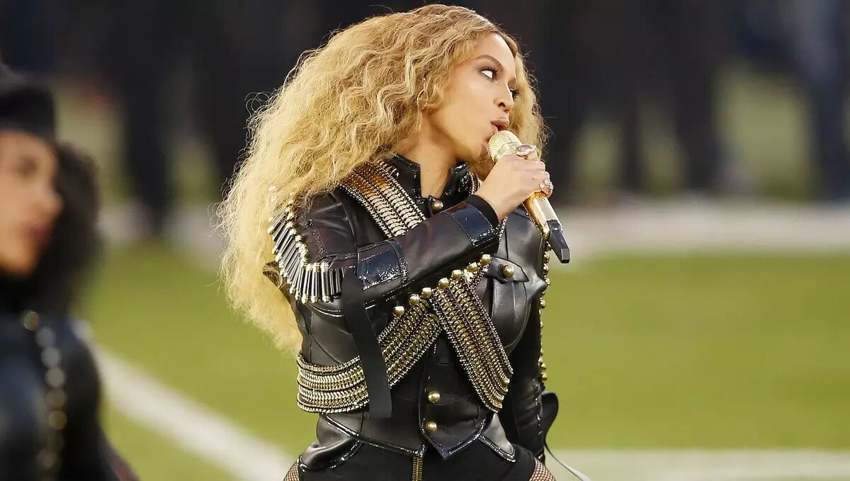 beyonce 的皮革铆钉连体皮衣,由另一家意大利品牌 dsquared 的设计师