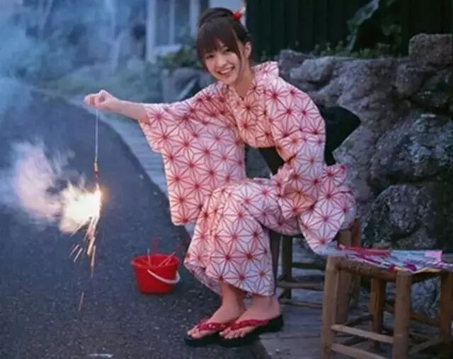 买件美貌的浴衣到日本看花火大会