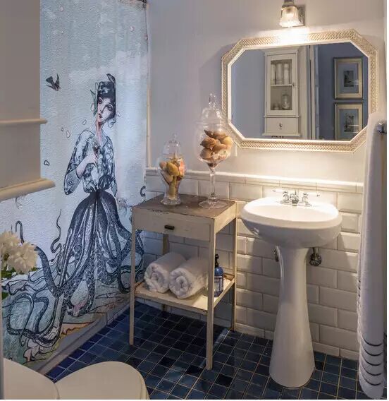 她在浴室的这个角落装上窗帘，惊艳了所有人！