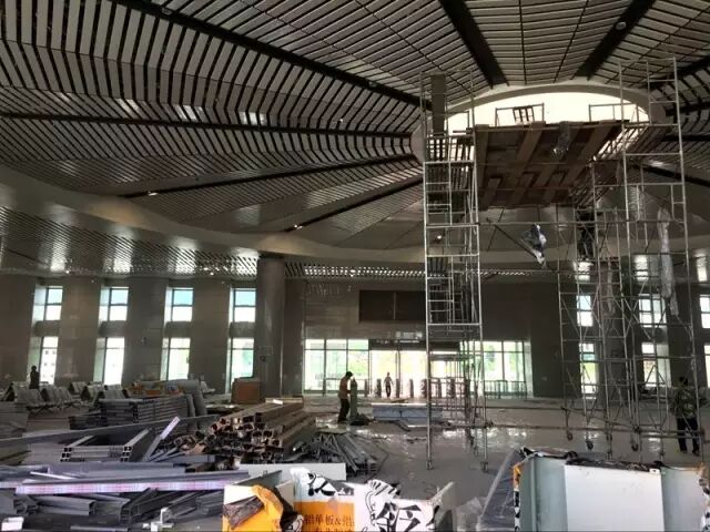 (6月3日,梁平高铁站内部装饰已初具雏形)