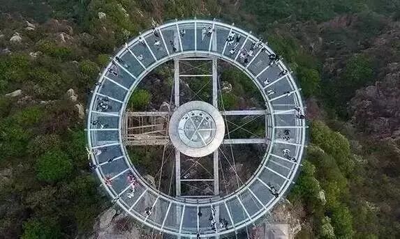 这座钛合金ufo飞碟玻璃观景台