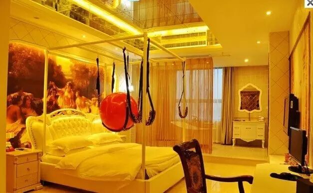 情趣八爪椅有意思,可前后运动,座垫可上可下,360度正反旋转,可变幻出