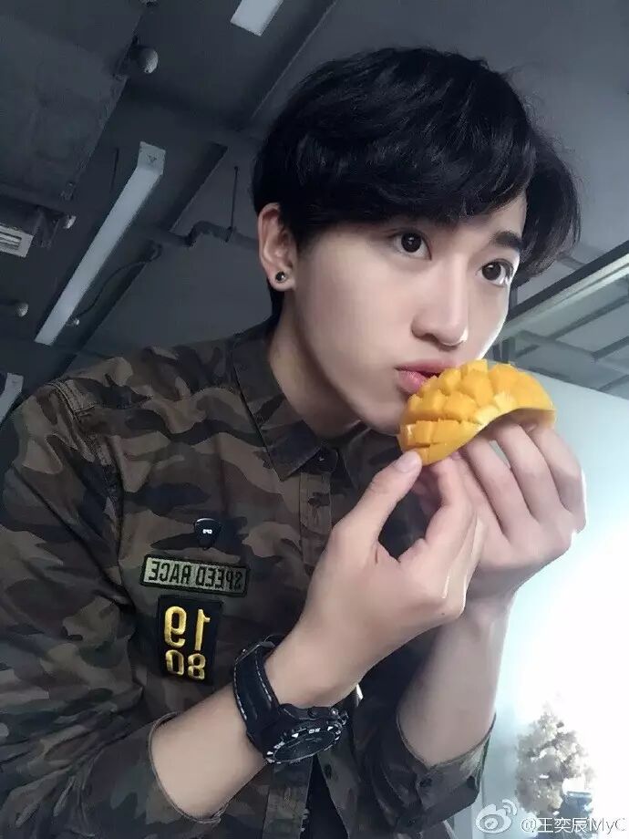 我们来看看剧中的王奕辰究竟长什