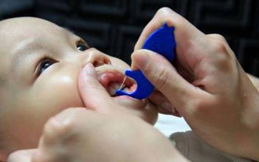 四张图教会你给宝贝正确使用牙线