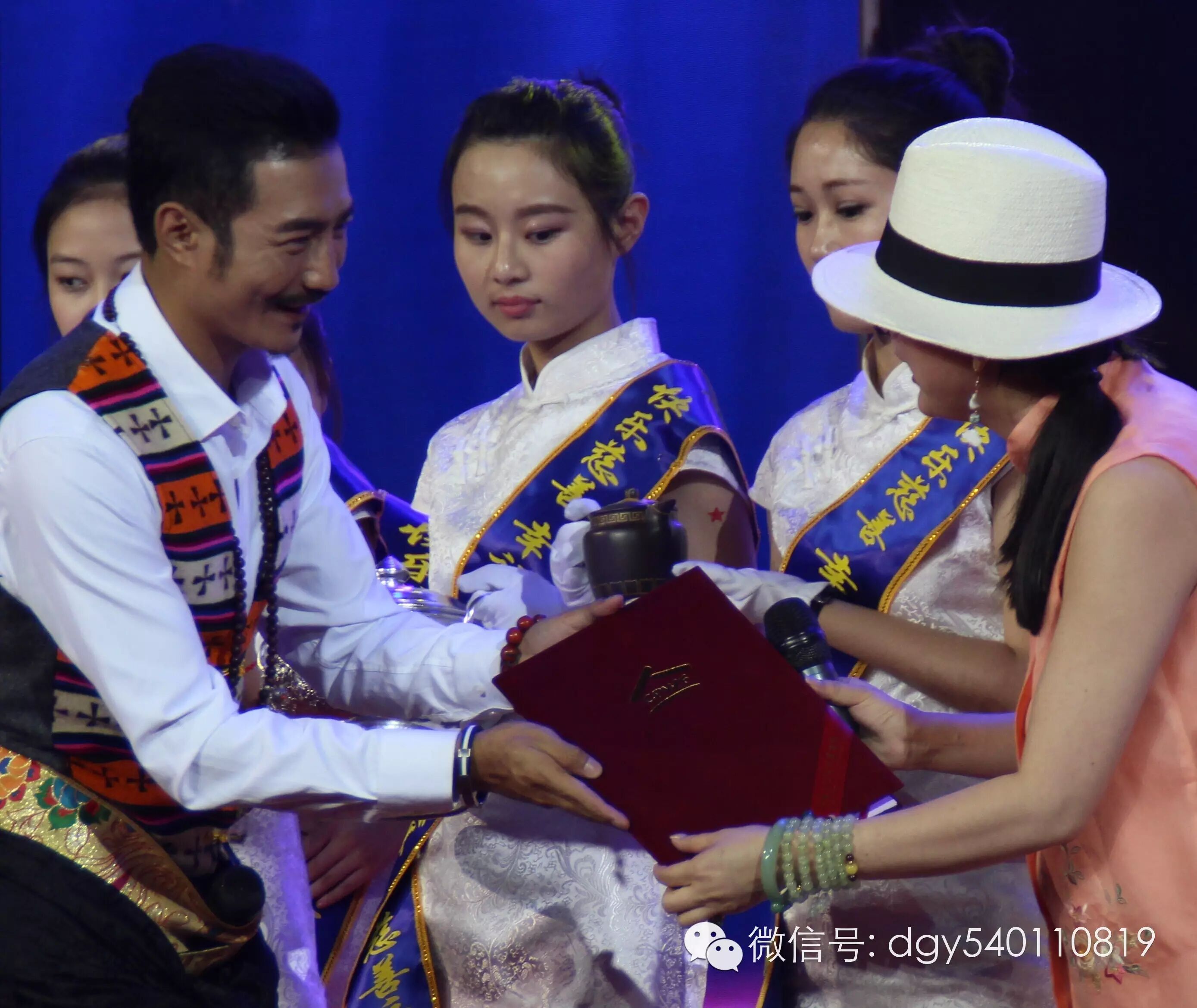 藏族歌手德格叶,张馨予,李玉刚,温兆伦等众明星出席爱心慈善夜