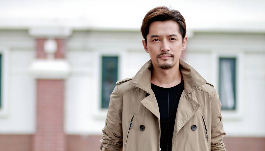 胡歌一睁一闭眼相隔已十年回不去的容颜求不来的蜕变