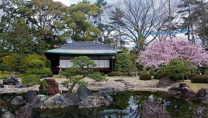 是以池泉为中心的园林构成,体现日本园林的本质特征,即岛国性国家的