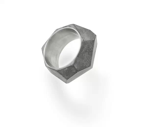 我决不相信活生生的她是水泥做的!