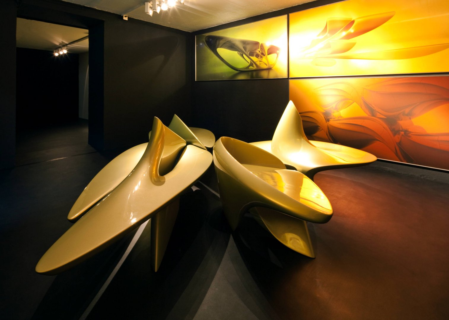 扎哈试图用非明确的表面转换来表达家具的可变性,兰花椅的椅子腿和