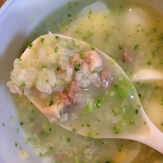 资料网 公众号文章 >> 正文 主料 西红柿 黄瓜 香肠 步骤 1,用黄瓜汁