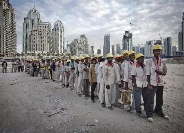 还记得那位去迪拜捡垃圾的女孩吗结果她是哭着回来的