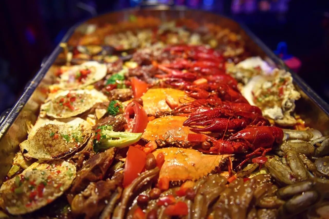 鹌鹑在这份海陆空里独得美食菌的恩宠,做的很入味,肉质很鲜嫩