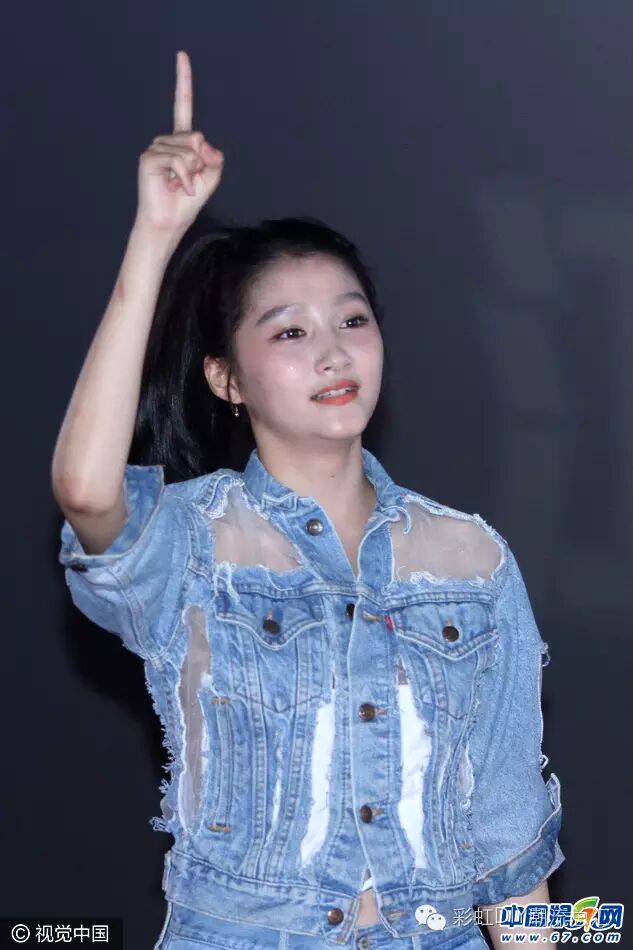 双料状元喜笑颜开关晓彤透视牛仔装现身显发福