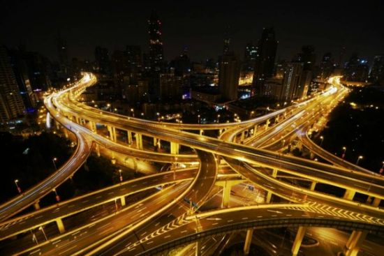 在上海延安路成都路交会处,"申字形"立交的中心点立着一根盘有龙形