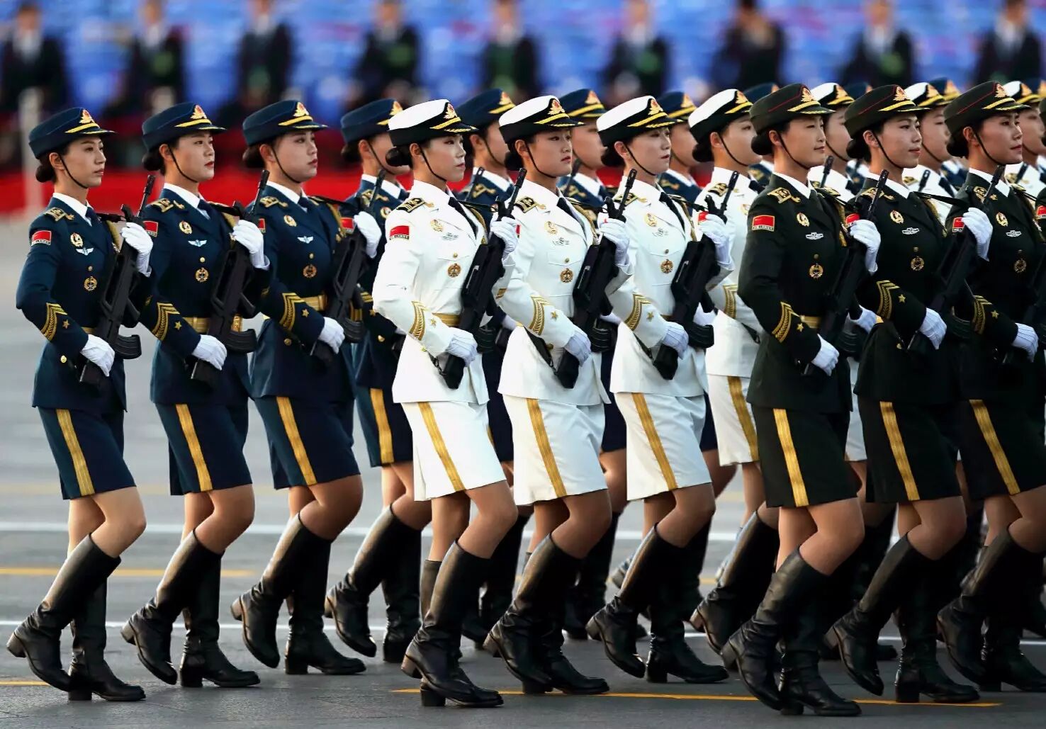 时装界的阅兵刚刚开始!玩转军装style!