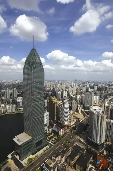 同样位于西北湖金融街,在第5座"第一高楼"国贸大厦旁