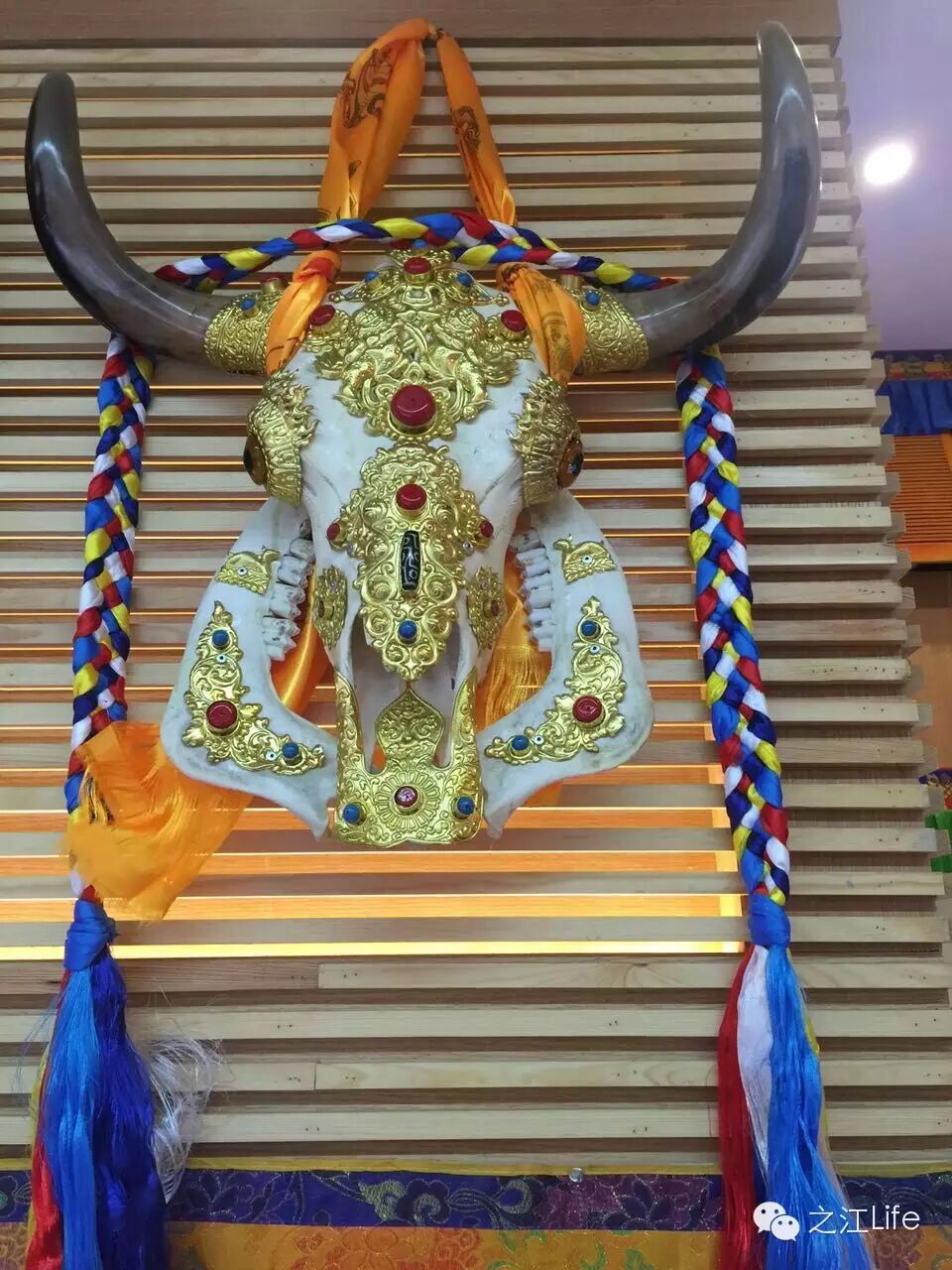 从绚丽的五色经幡灯罩到威武的牦牛头骨装饰; 从灯头到墙