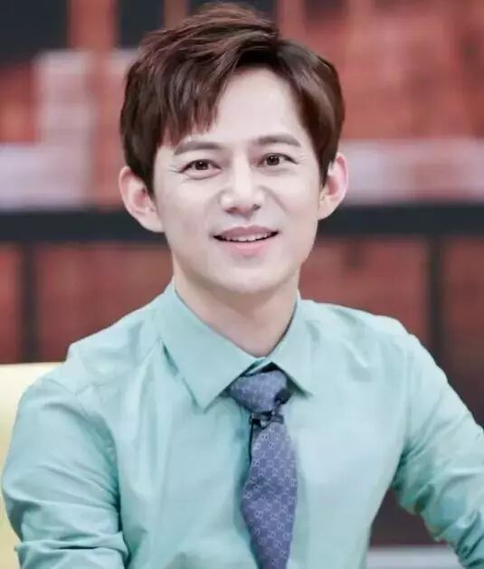 何炅出道23年零绯闻，一度被认为是Gay？最近被曝已隐婚20年？