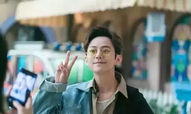 何炅出道23年零绯闻，一度被认为是Gay？最近被曝已隐婚20年？