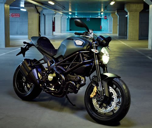 杜卡迪摩托车是绿箭侠暗夜中执行任务的首选交通工具,这款diesel为