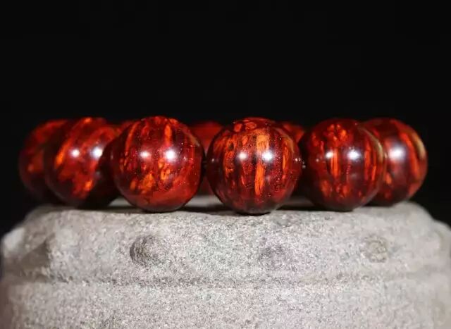 小叶紫檀手串：戴左手还是右手？有何讲究？