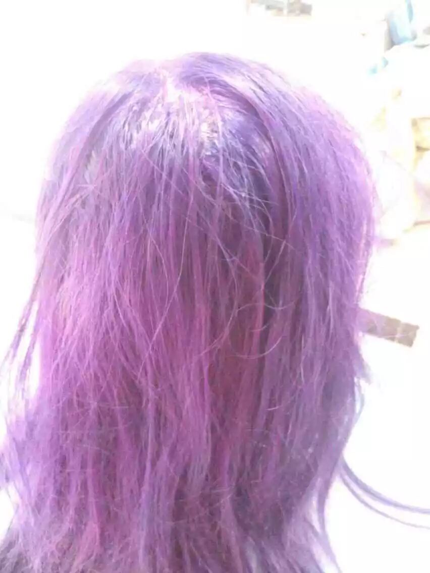 没想到理发店用了一种紫色的染发药水,然后自己的头发就被染成了这样