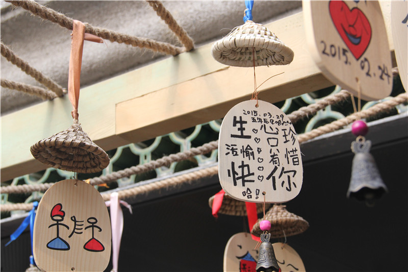 看到每一个许愿牌上都写着对健康的渴望,对亲人的关心,对爱情的憧憬