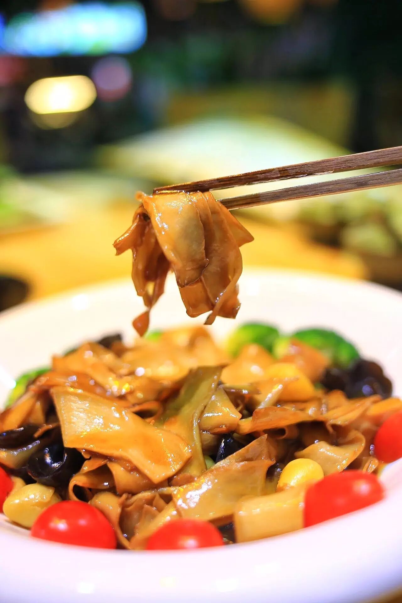 福果炒鲍鱼菌其实就是杏鲍菇.粤菜的做法,鲍汁蚝油炒木耳银杏.