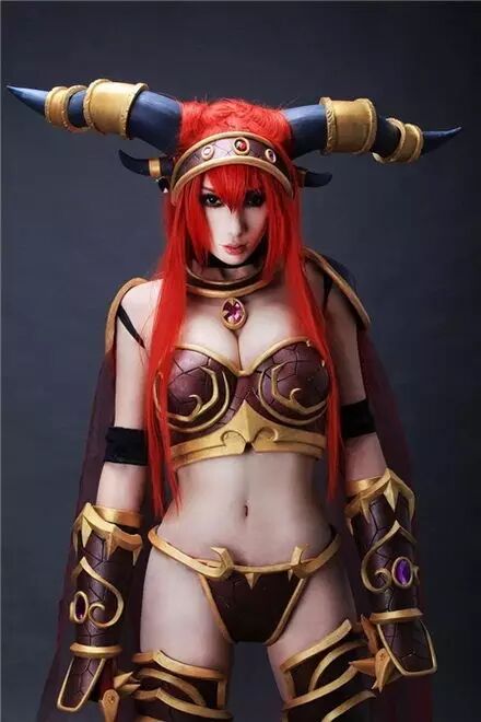 china joy嫩模"耶利米leslie" 曾因cos《魔兽》中红龙女一角色而出名.