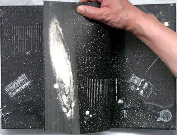 ▼书切口精心计算设计的画面在上个世纪70年代末,杉浦康平用如此大胆