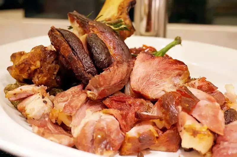 而熏肉在德国也很受欢迎,有些地区甚至以熏肉为主食,经常还要配上酸菜