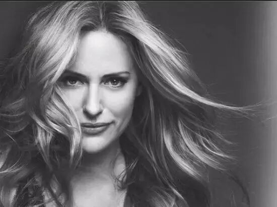 她叫aimee mullins,身份多样,演员,模特,奥运冠军,做演讲,还做情报