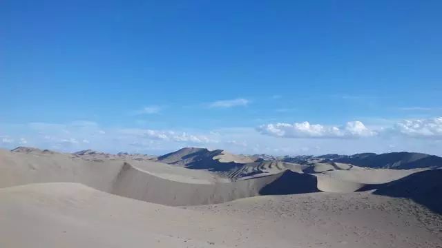 對分式構圖將畫面左右或上下一分為二,形成左右呼應或上下呼應,表現的