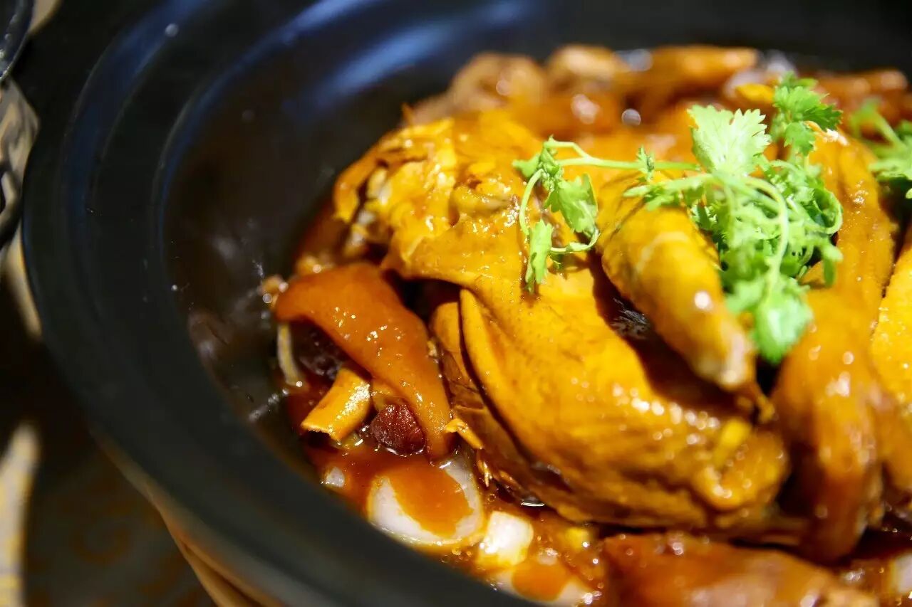 砂锅花雕鸡,一只鸡和炖烂的猪手,十分入味.