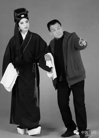 周留华给演员说戏