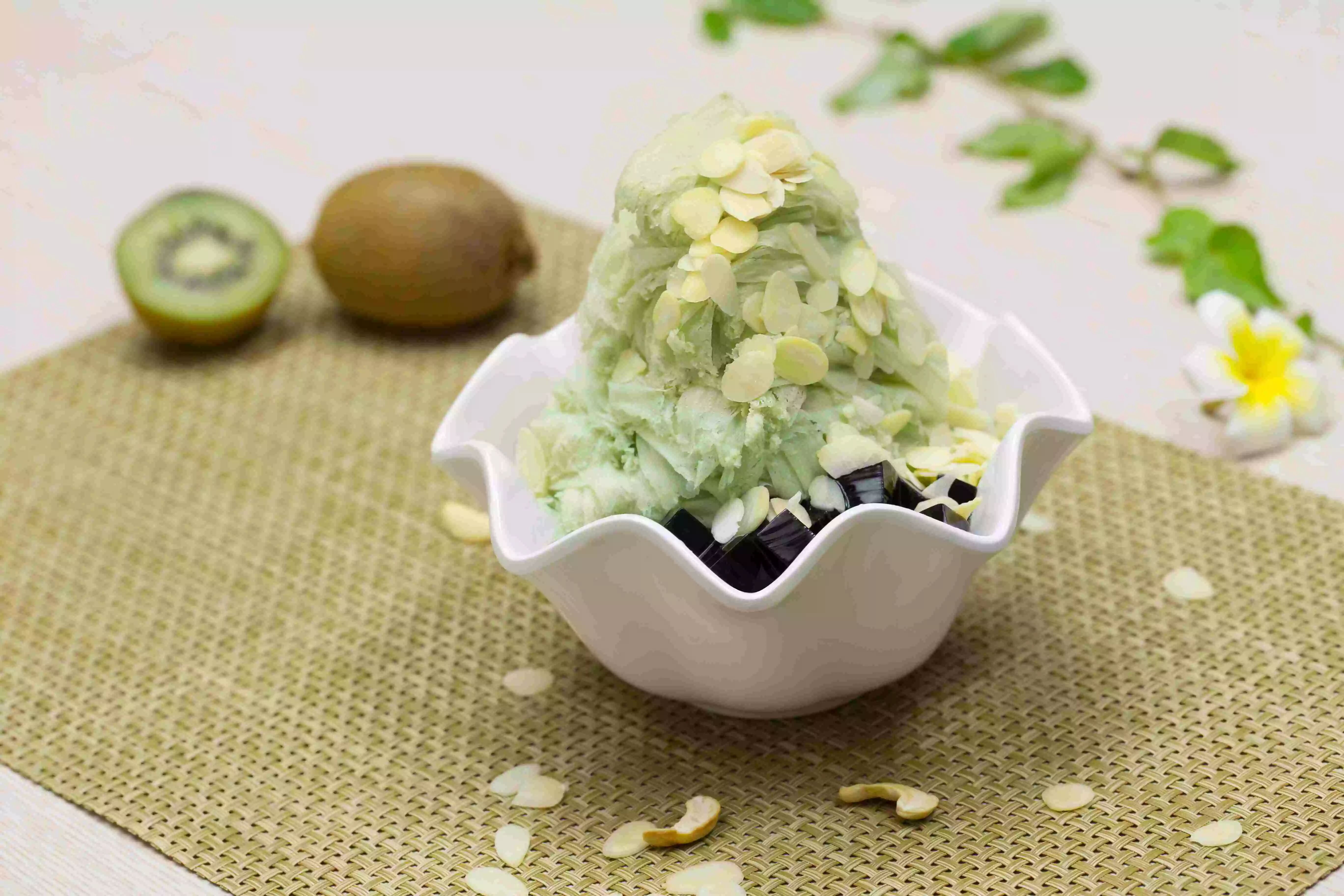 绵绵雪花冰,又叫千层冰,绵绵口感,口味层次感分明,比冰淇淋更蓬松