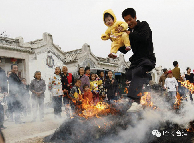 将稻草,蔗叶点燃放在盆中,家中男性成员面向正厅,依长幼次序跳过火盆