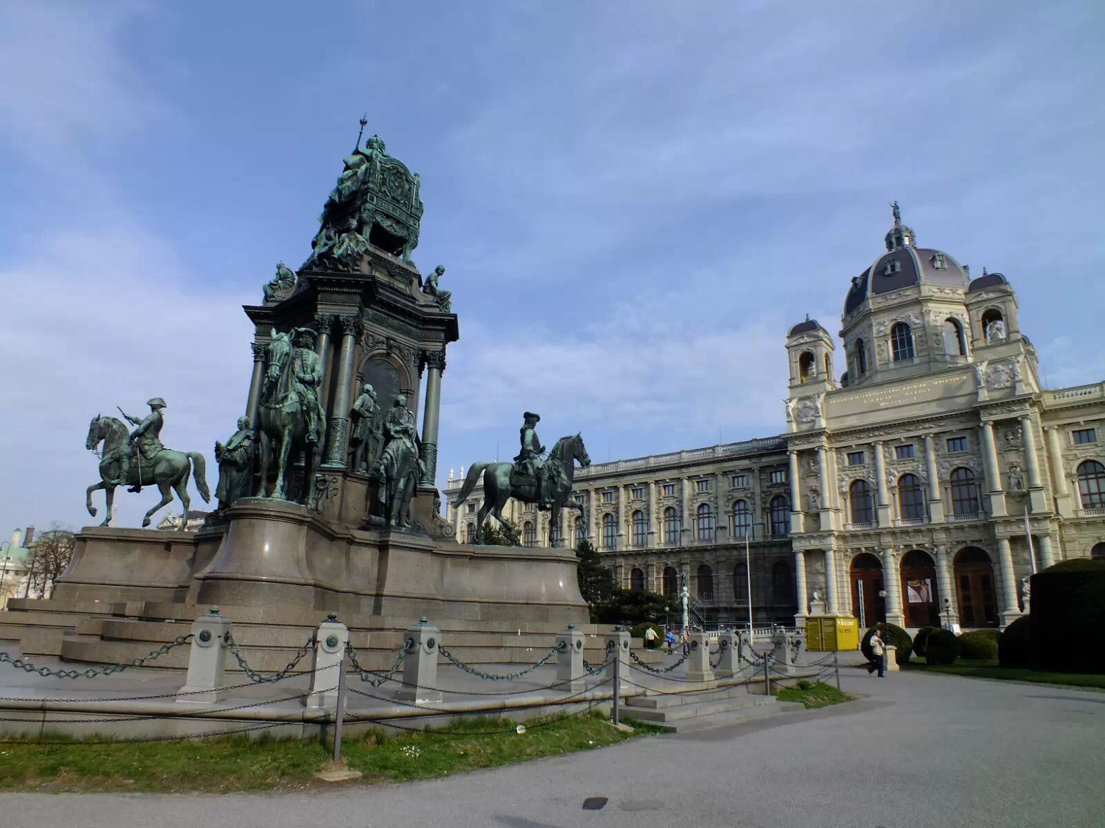 维也纳环城大道中心路段的玛丽亚·特蕾西亚广场,与霍夫堡皇宫相对,由
