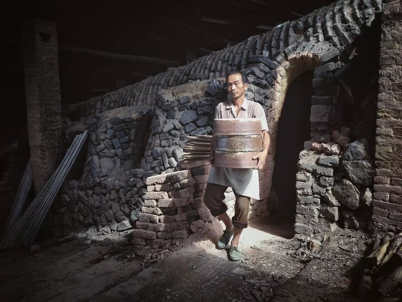 1300多度的高温,30小时的手工烧窑记 | 纪实摄影