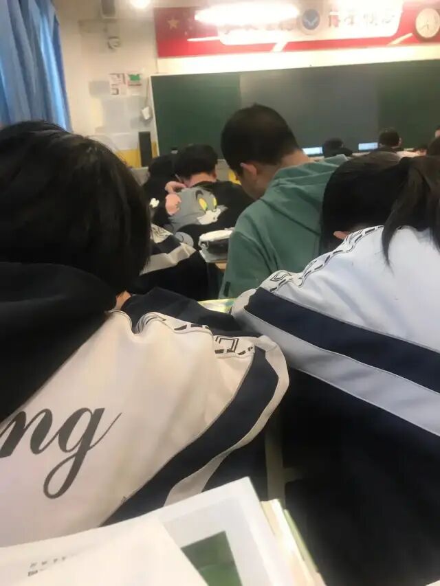 汤姆同学，考试不要东张西望！（tom在去考试的路上）
