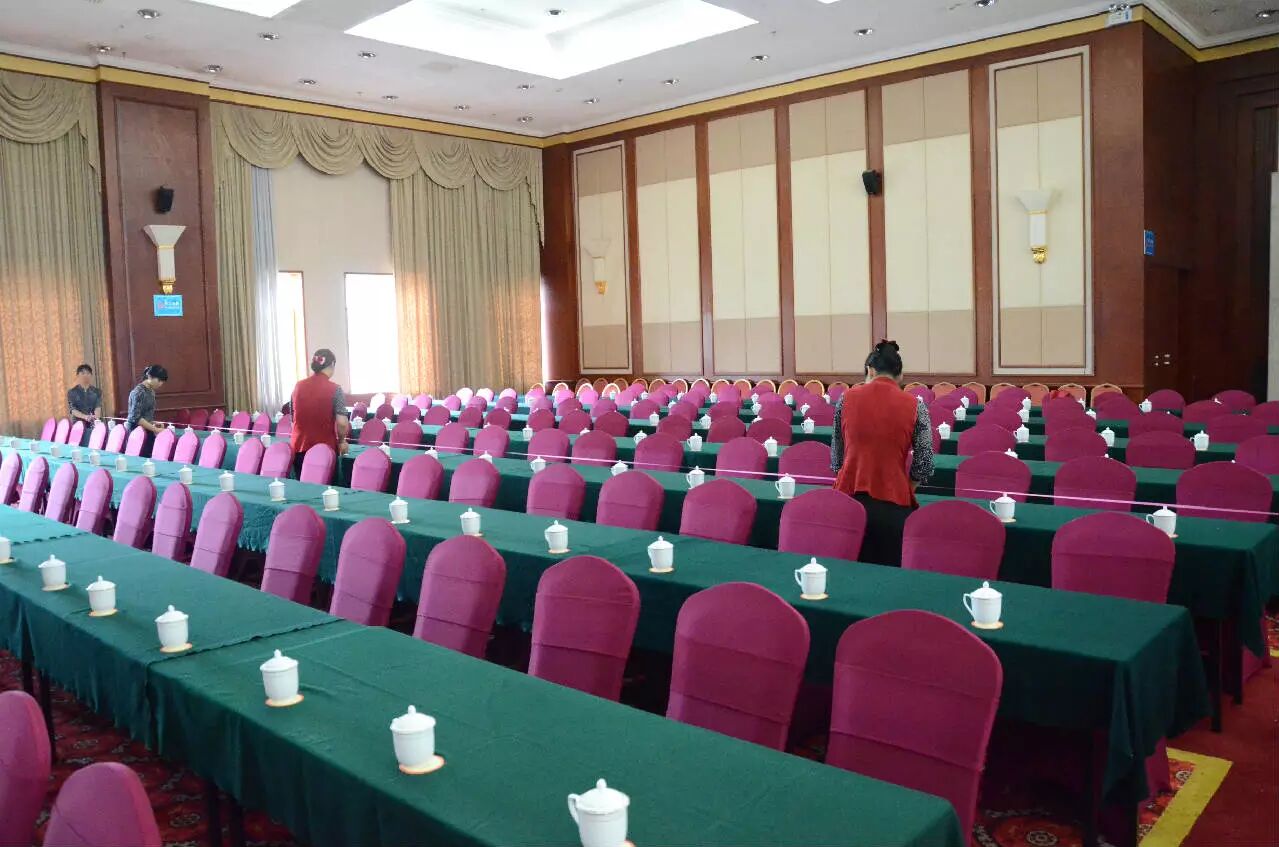 会议前工作人员,热情周到摆放座椅和茶杯,为客人提供优质服务.