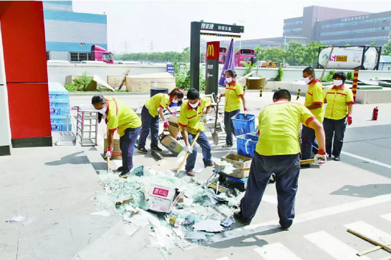 武警天津市总队司令员鲍迎祥介绍,目前救援队伍已打通通往核心区的